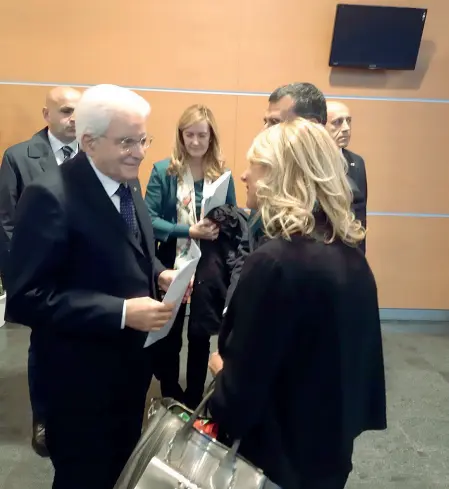  ??  ?? L’incontro
La Presidente di Anci Veneto Pavanello consegna il Manifesto dei sindaci al presidente della Repubblica Mattarella