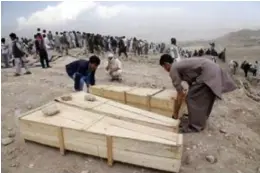  ?? © epa ?? Hazara’s slepen doodskiste­n aan voor hun gedode volksgenot­en.