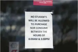  ?? KIM HAIRSTON/BALTIMORE SUN ?? A sign at the entrance to Popeyes in the Edmondson Village Shopping Center says students will not be allowed during school hours.