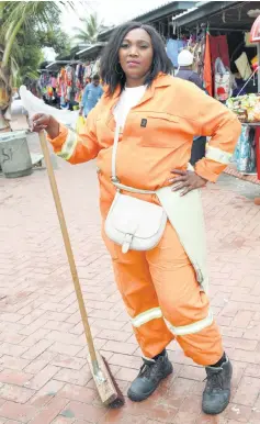  ??  ?? ‘A permanent job’ — Thandeka Mutsi, street sweeper