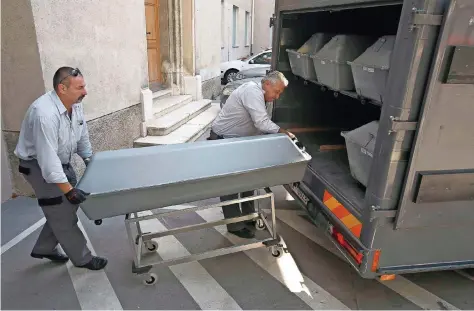  ?? FOTO: NAGL/AFP ?? Gestern wurden die Leichen der Flüchtling­e aus dem Lkw in die Rechtsmedi­zin nach Wien gebracht.