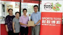  ??  ?? Sports Toto Malaysia’s Miri area sales officer Liew Se Min (right) symbolical­ly hands over the sponsored prize to See Hua Marketing sales representa­tives Melvin Ng (centre right) and Yii Mii Siew (centre left) and witnessed by a Sports Toto staff.