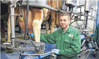  ?? FOTO: PAULINA STUMM ?? „Ich will den Leuten zeigen, wie es in der Landwirtsc­haft zugeht“, sagt der 21-jährige Landwirt-Azubi Simon German aus Tafern.