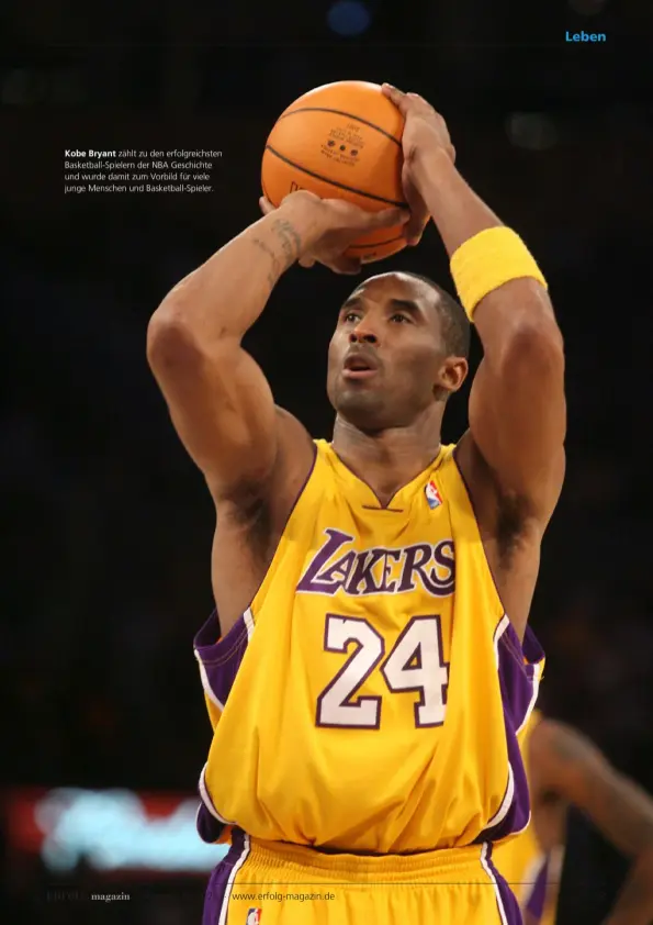  ??  ?? Kobe Bryant zählt zu den erfolgreic­hsten Basketball-spielern der NBA Geschichte und wurde damit zum Vorbild für viele junge Menschen und Basketball-spieler.