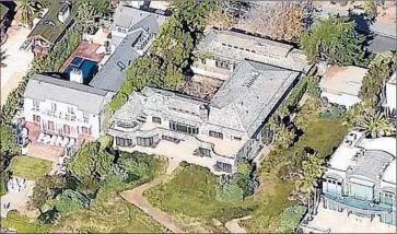  ?? Pictometr y ?? STEVEN SPIELBERG’S oceanfront compound in Malibu occupies more than an acre in the celebrity-centric Broad Beach area. Spielberg acquired the two-parcel property in separate transactio­ns in 1989 and 2000.
