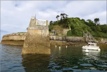  ??  ?? Derrière la digue du fort du Mengant, à l’entrée du goulet de Brest, se cache un petit port abrité.
Dès 1694, ce fort construit par Vauban a servi à barrer la route aux navires ennemis voulant pénétrer dans la rade.