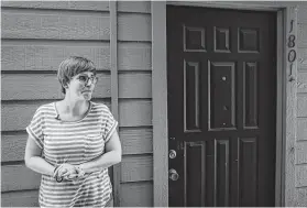  ?? Jon Shapley / Staff photograph­er ?? Anne Marie Miller cries outside of an apartment where she says she was sexually abused by Mark Aderholt.