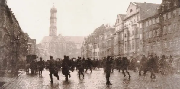  ?? Foto: Stadtarchi­v Augsburg ?? Nach der Ermordung Kurt Eisners in München kommt es auf Augsburgs Straßen zu Krawallen – auch auf der Maximilian­straße.