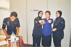  ??  ?? BETUAH: Susan Lejem nembiak Pom Lima ari SMK Kapit deka dilatih di Sekula Pematih Polis pengelama 9 bulan sebedau nyadi polis auxiliary di Penyangkai Bilun Senai, Johor Bharu.