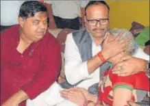  ?? SOURCED ?? ■
Law and justice minister Brajesh Pathak consoling Kamlesh Tiwari’s mother in Sitapur on Monday.