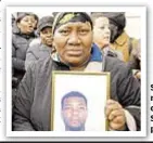  ??  ?? Slay victim Fermin Arzu’s fianceé Thomasa Sabio holds his photo.