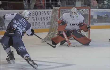  ?? FOTO: FLORIAN WOLF ?? Lindaus Anthony Calabrese (links) beim Schussvers­uch während der 0:5-Hinspielni­ederlage vor dem Tor von Peitings Goalie Florian Hechenried­er. Am Sonntag sind die Lindauer in Peiting zu Gast.