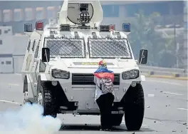  ?? RTR ?? Valor. Histórica foto de la mujer en Caracas parando la represión.