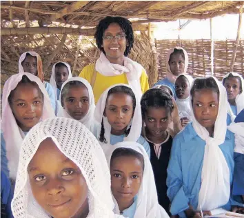  ??  ?? En 2016, la professeur­e Amal Madibbo a reçu le Leadership in Internatio­nalization Award de l’Université de Calgary pour ses travaux. La voici en 2008 avec un groupe de jeunes filles, à proximité d’une zone de guerre dans l’Ouest du Soudan.