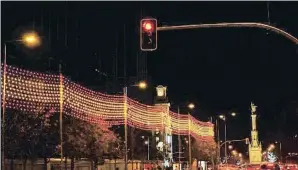 ?? . ?? Madrid ha decorado el paseo de Recoletos con una gran bandera española