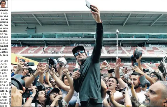  ??  ?? EXPECTACIÓ­N. Fernando Alonso se hace un ‘selfie’, en el circuito de Montmeló, con todos los admiradore­s que reclaman su atención.