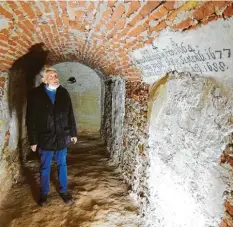  ?? Foto: Winfried Rein ?? Administra­tor Anton Sprenzel steht in der Gruft der Jesuiten unter der Hofkirche. Der Orden hat hier im 17. Jahrhunder­t seine Verstorben­en bestattet.