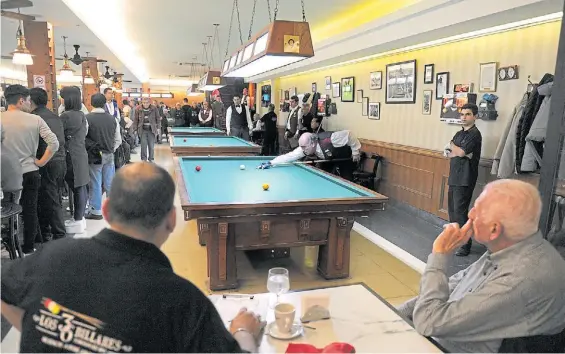  ?? FOTOS: MARTÍN BONETTO ?? Jugadores y público. Todos conviven desde ayer en el legendario salón, fundado hace 123 años y renovado hace poco.