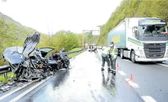  ??  ?? El turismo que conducía el fallecido sufrió graves desperfect­os como consecuenc­ia del impacto con el camión.