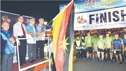  ??  ?? PELEPASAN: Talib melepaskan peserta larian ‘Maju Sarawak Run’ bersama (dari kiri) Sikie, Hii dan Toh.