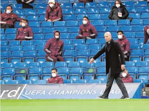  ?? EFE ?? Zidane da instruccio­nes desde la banda de Stamford Bridge con los suplentes en la grada