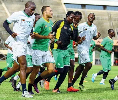  ??  ?? Allenament­o I «guerrieri» dello Zimbabwe si preparano alla Coppa d’Africa. Nel girone affrontera­nno Algeria, Tunisia e Senegal (Afp)