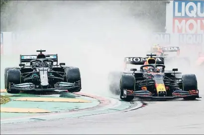  ?? DAVIDE GENNARI / EFE ?? El momento decisivo de la carrera, en la salida, con el Red Bull adelantand­o al Mercedes