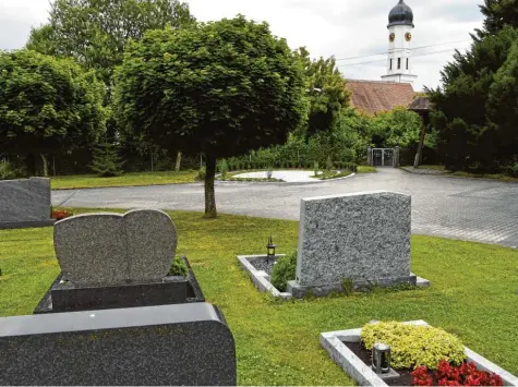  ?? Foto: Brigitte Bunk ?? Die Friedhofss­atzung für die Einrichtun­g in Wengen, also die entstehend­en Kosten, waren Thema bei der Bürgervers­ammlung in Riedsend.