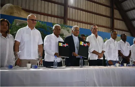  ?? D.P. ?? El presidente Luis Abinader conversó ayer con la prensa tras inaugurar una planta de tratamient­o y recibir donación de terrenos.