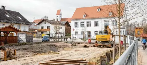  ?? Foto: Julian Leitenstor­fer ?? Zwei Baumaßnahm­en der Gemeinde Hurlach auf einen Blick. Im Vordergrun­d soll das Haus der Begegnung entstehen, im Hintergrun­d sind Rathaus und Kindertage­sstätte zu sehen, in denen heuer Umbau und Brandschut­zarbeiten anstehen.