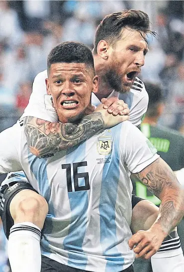  ?? Santiago Filipuzzi / Enviado ESpEcial ?? Rojo festeja su decisivo gol, con messi sobre su espalda