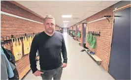  ?? FOTO: JAN BJØRN TARANRØD ?? PUSSER OPP SELV: Rektor ved Stigeråsen skole, Kim Aas, avviser at det blir fikset ekstra ved skolen på grunn av dronningbe­søket.