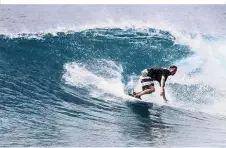  ??  ?? In unmittelba­rer Nähe des Inselresor­ts im Südwesten der Malediven liegt ein absolutes Surferpara­dies. Die LuxusSurfs­chule Tropicsurf bringt die Hotelgäste dorthin, wo die Wellen am besten brechen