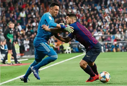  ??  ?? A touch of rugby?: Real Madrid goalkeeper Keylor Navas tussles with Barcelona’s Luis Suarez during the Spanish King’s Cup semi-final second-leg match at the Bernabeu on Wednesday. — Reuters