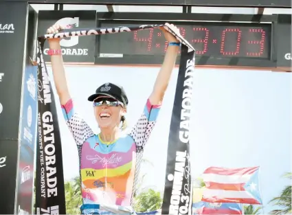  ??  ?? La estadounid­ense Alicia Kaye cruza la meta para capturar la primera posición global en la rama profesiona­l femenina del Ironman 70.3.