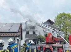  ?? FOTO: FEUERWEHR ?? Dichter Rauch quillt aus dem Dachgescho­ss: Die Feuerwehr Laupheim kann ein Übergreife­n der Flammen auf das restliche Gebäude verhindern.