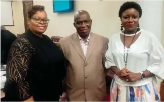  ?? FOTO: JOYLENE VAN WYK ?? Dr. Ziyanda Majokweni (links), ’n direkteur by die SAPV, en dr. Charlotte Nkuna (regs), voorsitter van die Suid-Afrikaanse Pluimveeve­reniging, saam met mnr. Senzeni Zokwana, Minister van Landbou, Bosbou en Visserye, by die Parlement.