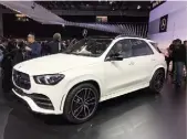  ??  ?? Le Mercedes GLE a aussi choisi la capitale française pour sa première apparition mondiale. Sa nouvelle face avant le rend nettement plus agressif.