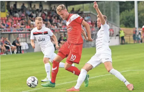  ?? FOTO: CHRISTOF WOLFF ?? Zumindest hier nicht zu bremsen: Fortuna Düsseldorf­s Stürmer Marvin Duksch im Testspiel in Wegberg-Beeck.