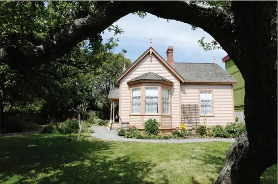  ??  ?? Ross Bay Villa, a one-storey home covering about 1,500 square feet, dates back to 1865. Its occupants have included the coachman for the lieutenant governor.