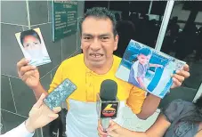  ?? FOTO: ESTALIN IRÍAS ?? El desmoraliz­ado hombre presentó ante los medios de comunicaci­ón la fotografía del supuesto asesino de su hijo menor.