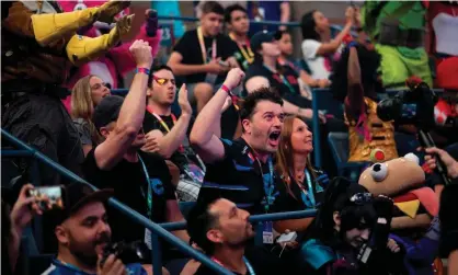  ??  ?? Fans during the final seconds of the duos competitio­n at the Fortnite World Cup. Photograph: Johannes Eisele/AFP/Getty Images