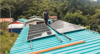  ?? — Photo courtesy of Tonibung. ?? Solar panel maintenanc­e at Kg Sabibingko­l, Pensiangan.