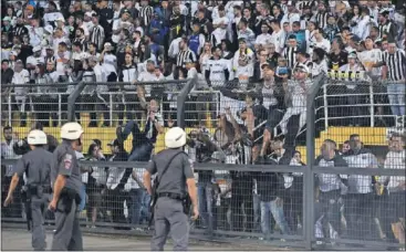  ??  ?? CONFLICTOS. La policía se prepara para intervenir contra los ultras del Santos en Sao Paulo.