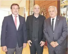  ?? FOTO: ANFP ?? Domínguez, Infantino y Salah.