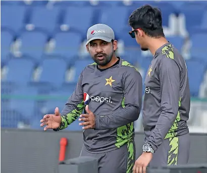  ?? Photo by Ryan Lim ?? Pakistan skipper Sarfraz Ahmed (left) says players have been briefed about the consequenc­es of match-fixing. —