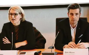  ?? Foto: Silvio Wyszengrad ?? Krisenmana­ger und Konkurrent­en: Eva Weber (CSU) und Dirk Wurm (SPD) bei einer ersten Pressekonf­erenz Mitte März zur Coronakris­e.