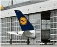  ?? Foto: Alex Tino Friedel/Flughafen München GmbH/dpa ?? Das Heck des Airbus 380 passt nicht in die Halle. Daher haben sich Tüftler einen Trick ausgedacht: ein Guckloch.