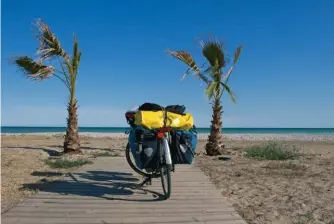  ??  ?? Parce qu’il n’y a pas que l’escalade dans la vie, ni le vélo, une petite pause s’impose, direction la playa !