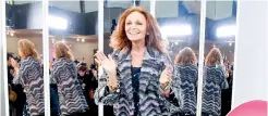  ??  ?? A New York. La stilista e imprenditr­ice Diane von Furstenber­g nel backstage della presentazi­one della collezione autunno-inverno 2016-17 del suo marchio